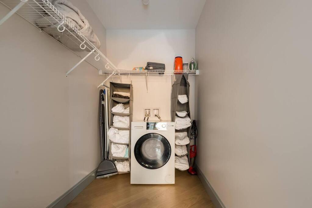 Trendy Condo! Close To Everthing Downtown